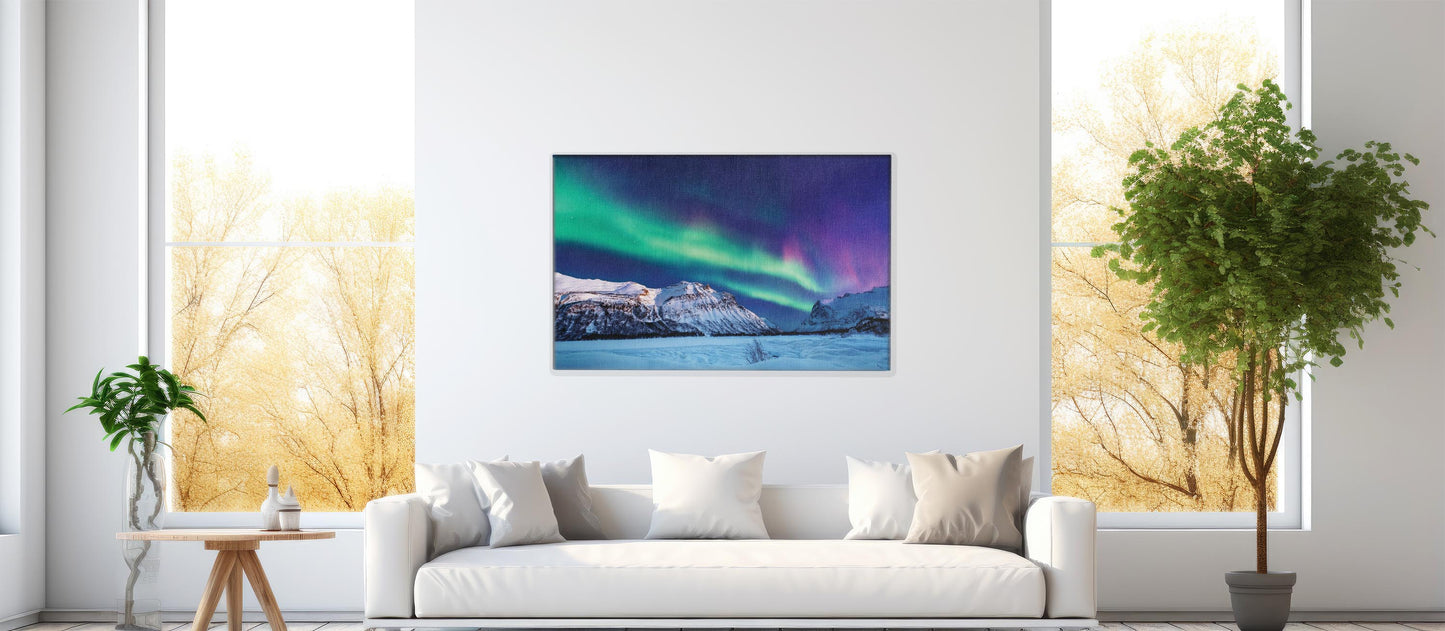 Frozen Glow – Aurora Over Mountains