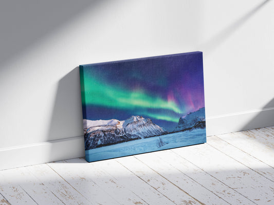 Frozen Glow – Aurora Over Mountains